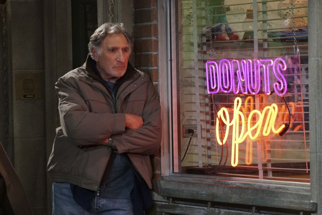 Die ganzen Veränderungen und der Erfolg von Francos neu kreierten Donuts nagen an Arthurs (Judd Hirsch) Ego und stellt die Geschäftsbeziehung zwisch... - Bildquelle: Monty Brinton 2016 CBS Broadcasting, Inc. All Rights Reserved. / Monty Brinton