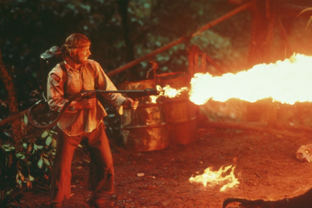Zu allem entschlossen, brennt Colonel Braddock (Chuck Norris) das Gefangenenlager nieder ... - Bildquelle: Cannon Films