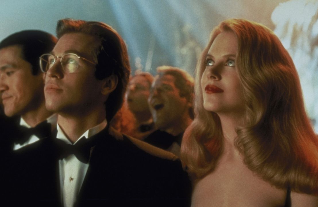 Die Psychologin Dr. Chase Meridian (Nicole Kidman, r.) ahnt nicht, dass der Mann neben ihr Batman (Val Kilmer, l.) ist ... - Bildquelle: Warner Brothers International