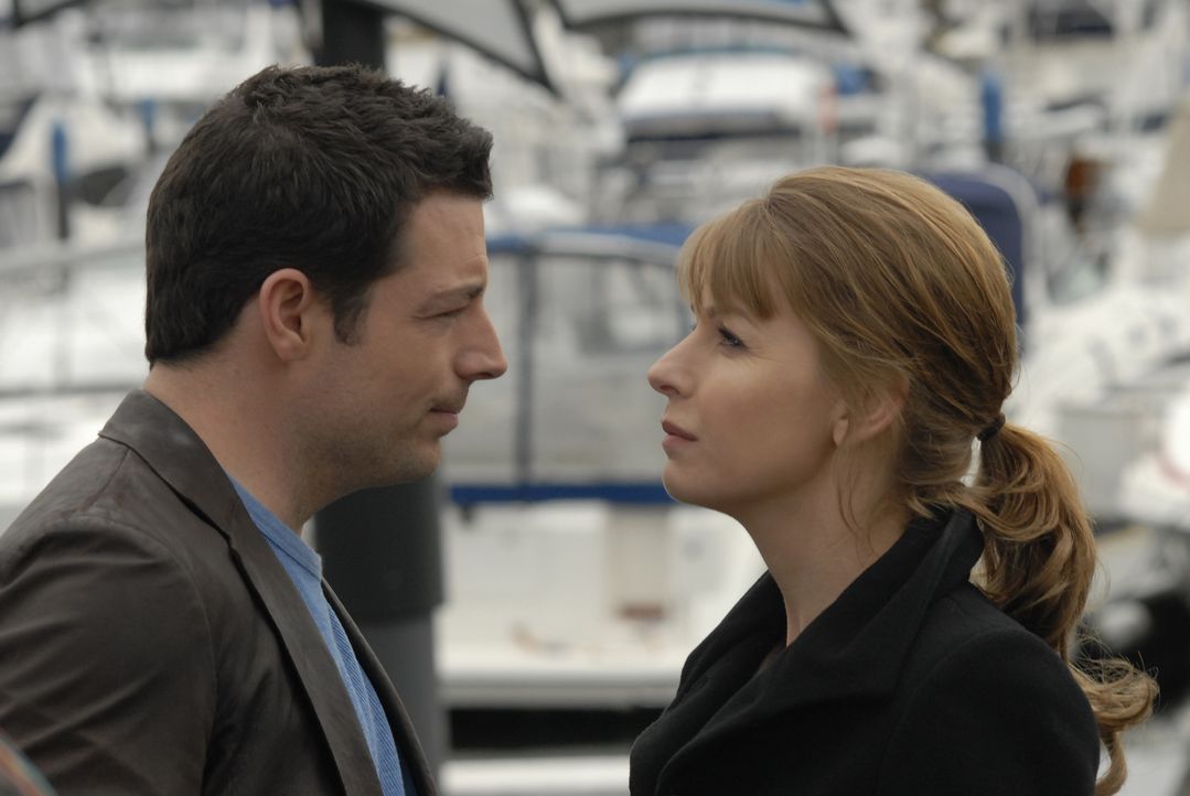 Als April ihre Schwester Diana (Jacqueline McKenzie, r.) fragt, wie oft sie Sex mit Ben (Brennan Elliott, l.) hatte, beantwortet diese die Frage zu... - Bildquelle: Viacom Productions Inc.