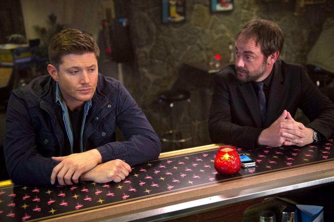 Als Dean (Jensen Ackles, l.) durch das Kainsmal immer aggressiver wird, muss sich Crowley (Mark Sheppard, r.) einen neuen Plan überlegen, um seinen... - Bildquelle: 2016 Warner Brothers