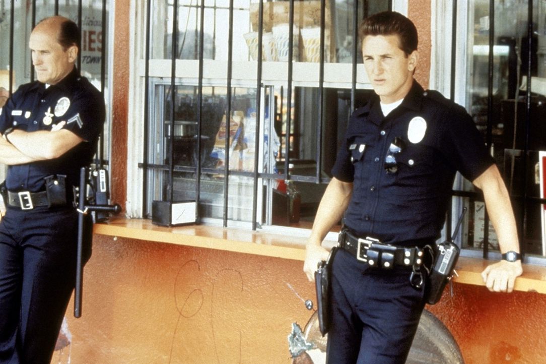 Der junge, aggressive Cop Danny McGavin (Sean Penn, r.) glaubt noch an die Macht der Polizei. Routinier Bob Hodges (Robert Duvall, l.) dagegen weiß... - Bildquelle: Orion Pictures Corporation