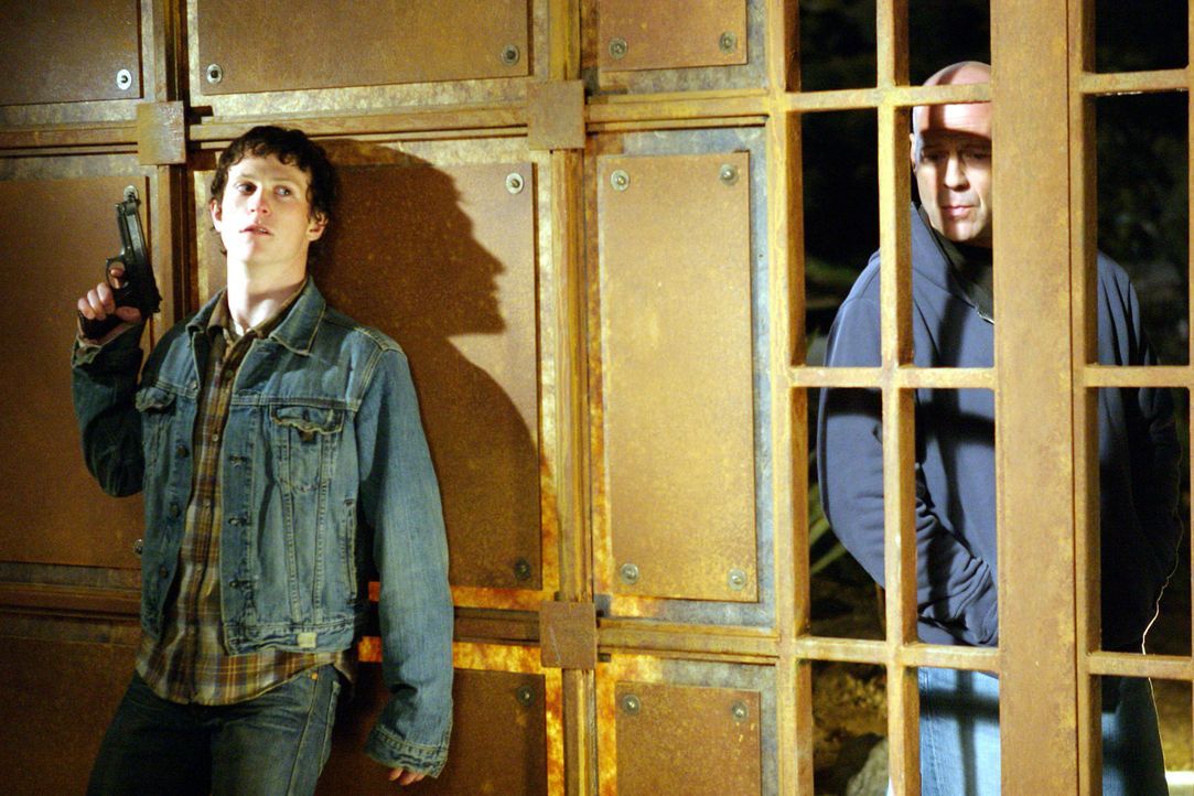 Als drei Kleinganoven (Marshall Allman, l.) auf der Flucht nach einem Raubüberfall eine Familie in seinem Bezirk als Geiseln nehmen, beginnt für den... - Bildquelle: 2004 Hostage, LLC. All Rights Reserved