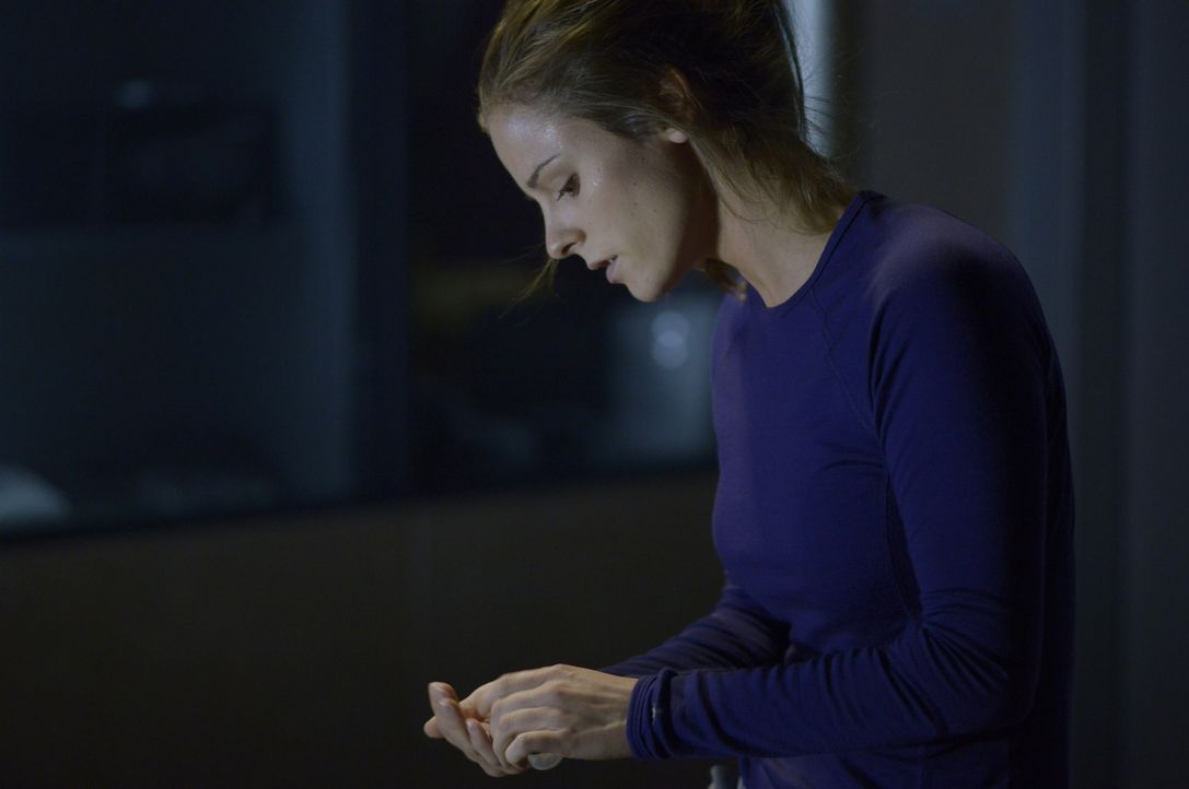 Sarah (Jordan Hayes) zeigt schwere Symptome, doch von welcher Krankheit? - Bildquelle: 2014 Sony Pictures Television Inc. All Rights Reserved.