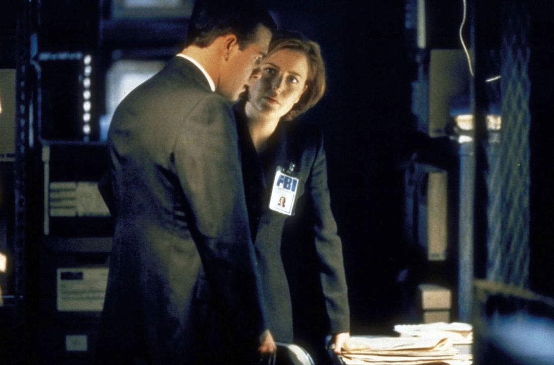 Der junge FBI-Agent Peyton Ritter (Richard Ruccolo, l.) ist Scullys (Gillian Anderson) neuer Partner und hilft ihr bei den Ermittlungen gegen einen... - Bildquelle: TM +   2000 Twentieth Century Fox Film Corporation. All Rights Reserved.