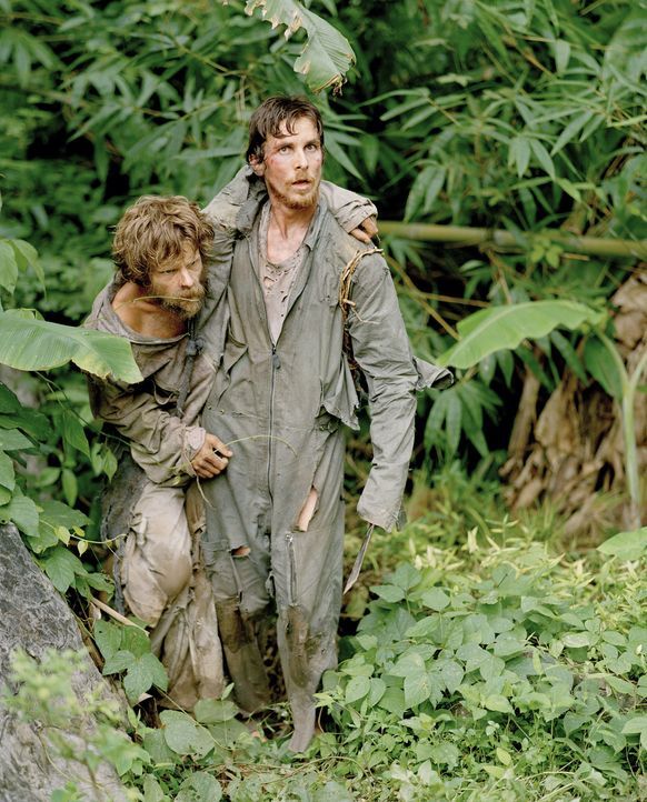 Schnell müssen Duane (Steve Zahn, l.) und Dieter Dengler (Christian Bale, r.) feststellen, dass der Dschungel für sie zur Hölle wird ... - Bildquelle: Lena Herzog 2006 Top Gun Productions, LLC. All Rights Reserved.