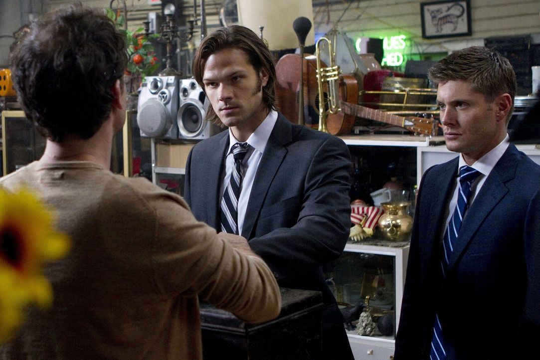 Hat Jimmy Tomorrow (Johnny Sneed, l.) etwas mit den Morden an einigen Wahrsagern zu tun? Sam (Jared Padalecki, M.) und Dean (Jensen Ackles, r.) woll... - Bildquelle: Warner Bros. Television