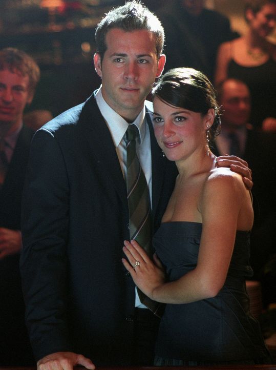Noch ahnen Mark (Ryan Reynolds, l.) und Melissa (Lindsay Sloane, r.) nicht, was alles auf sie zu kommen wird ... - Bildquelle: Warner Bros.