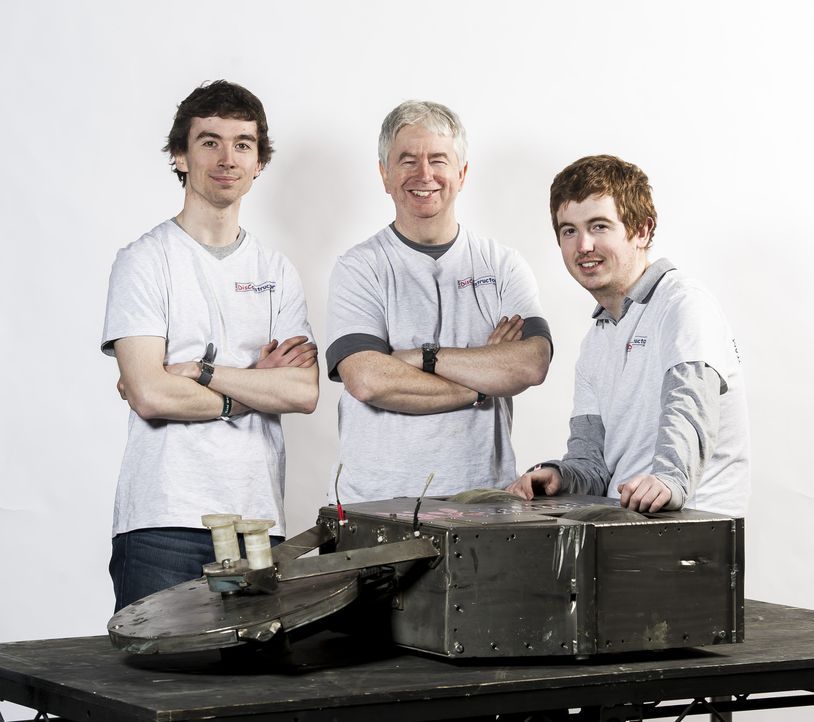 Team Disconstructor muss in der Kampfarena zeigen, wie gut sie ihren Roboter konstruiert haben. Wird er am Ende die anderen Roboter schlagen können? - Bildquelle: Alan Peebles 