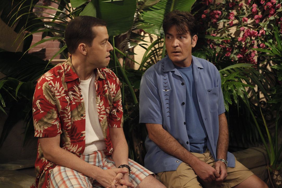 Alan (Jon Cryer, l.) spielt sich nun als Herr im Haus auf - und wird von Chelsea und Melissa kurzerhand rausgeworfen. Er sucht Zuflucht in Charlies... - Bildquelle: Warner Bros. Television