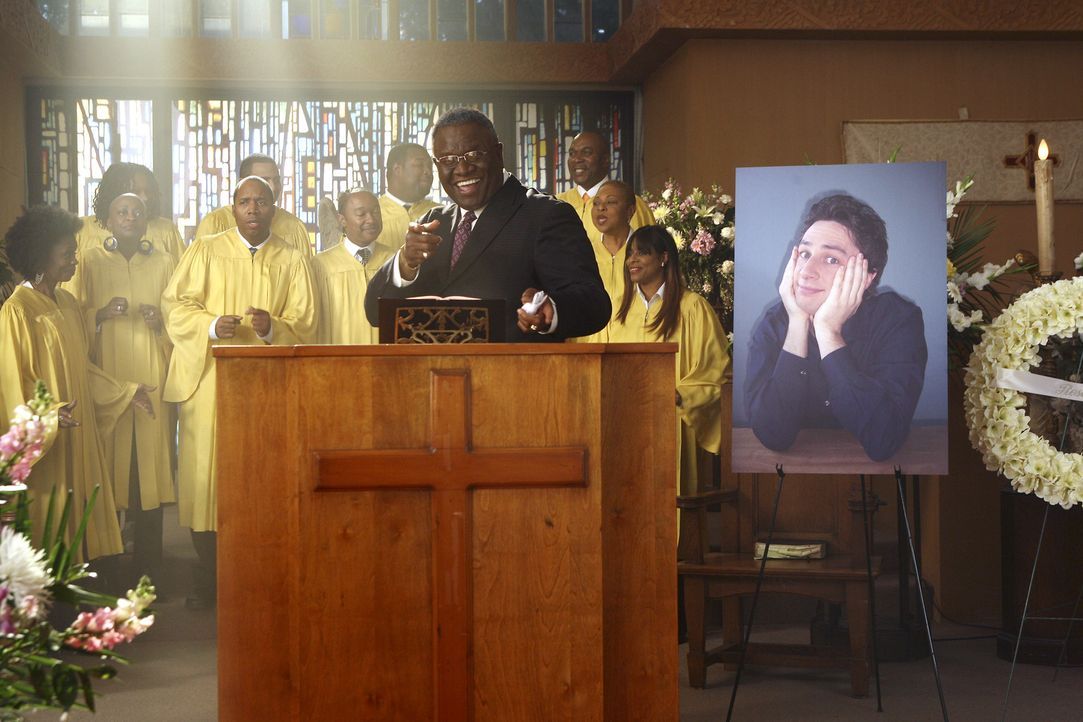 In J.D.s Gedanken, hält der Priester (George Wallace) eine rührende Trauerrede für ihn ... - Bildquelle: Touchstone Television