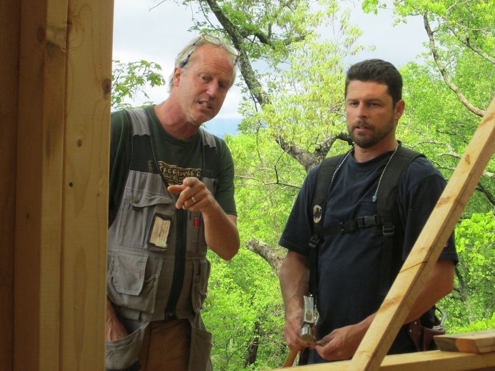 Die Treehouse Guys B'fer (l.) und Javier (r.) werkeln in den Bäumen Ashevilles, North Carolina, um ihren Kunden Michael und Caroline ein ultimatives... - Bildquelle: 2016,DIY Network/Scripps Networks, LLC. All Rights Reserved.