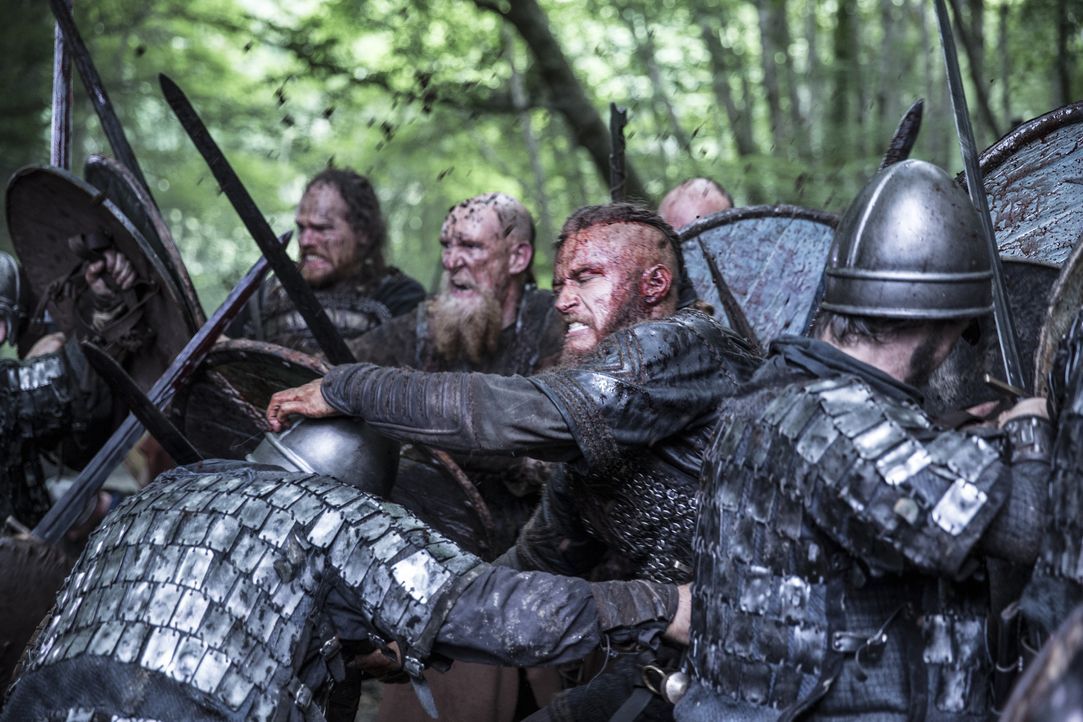 Auf dem Weg zu einem neuen Raubzug gerät Ragnar (2.v.r.) mit seinen Kriegern in einen Sturm, der ihn an die Küste von Wessex treibt, welches von Kön... - Bildquelle: 2014 TM TELEVISION PRODUCTIONS LIMITED/T5 VIKINGS PRODUCTIONS INC. ALL RIGHTS RESERVED.