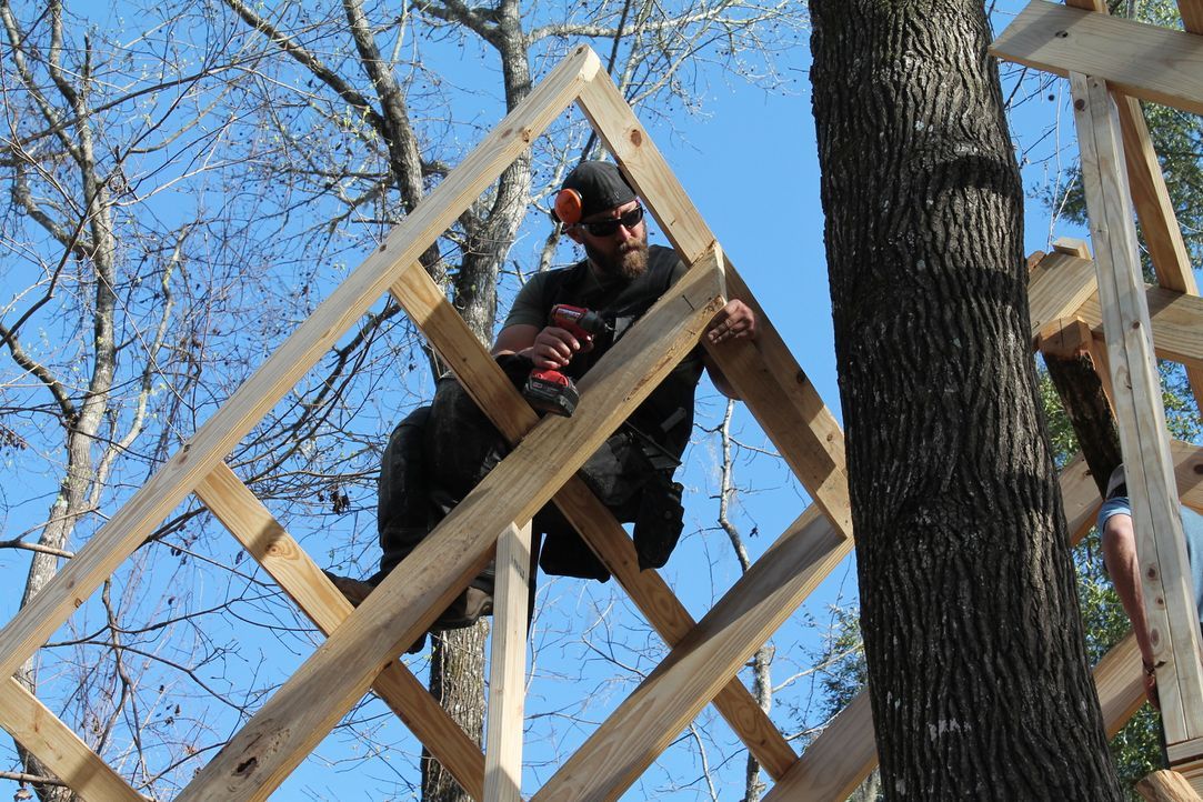 Die Treehouse Guys James "B'fer" Roth, Chris "Ka-V" Haake (Foto) und ihre Crew machen jeden noch so unmöglich erscheinenden Baumhaus-Traum wahr. Die... - Bildquelle: 2015, DIY Network/Scripps Networks, LLC. All Rights Reserved.