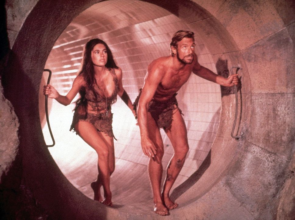 Auf der Flucht: Brent (James Franciscus, r.) und Nova (Linda Harrison, l.) ... - Bildquelle: 20th Century Fox