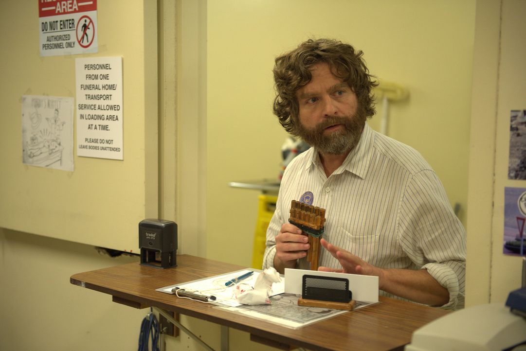 Chip (Zach Galifianakis) kann einfach nicht verstehen, dass Ronald Reagan seine Schauspielkarriere wirklich für einen Schreibtischjob aufgegeben hat... - Bildquelle: Colleen Hayes 2017 Fox and its related entities.  All rights reserved.