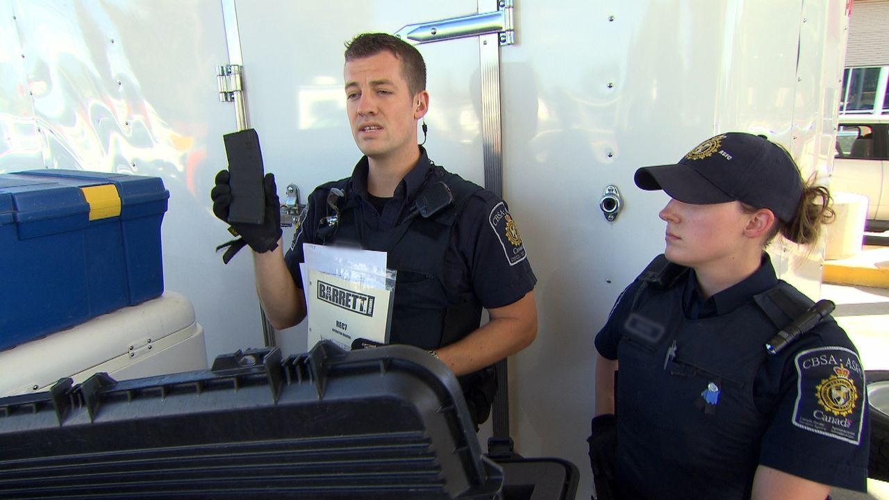Die Beamten an der kanadischen Grenze haben alle Hände voll zu tun ... - Bildquelle: Force Four Entertainment / BST Media 2 Inc.