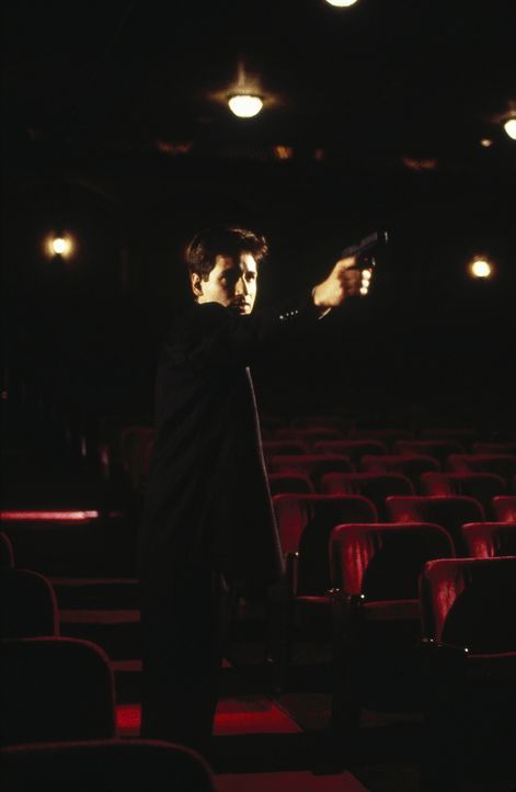 Eine Spur führt Mulder (Davis Duchovny) zu einem Arzt, der verbotene Experimente an Gefangenen durchführte. - Bildquelle: TM +   Twentieth Century Fox Film Corporation. All Rights Reserved.
