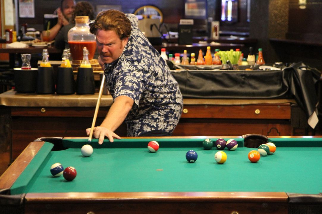 Vor der großen Challenge entspannt Casey beim Billardspielen, denn "Timothy O'Toole's Pub" in Chicago hat nicht nur leckeres Essen zu bieten ... - Bildquelle: 2017,The Travel Channel, L.L.C. All Rights Reserved.