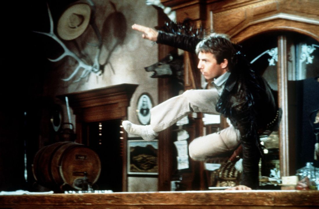 Der Großgrundbesitzer McKendrick beherrscht den kleinen Ort Silverado - bis Jake (Kevin Costner) und dessen Brüder in die Stadt ziehen ... - Bildquelle: Columbia Pictures