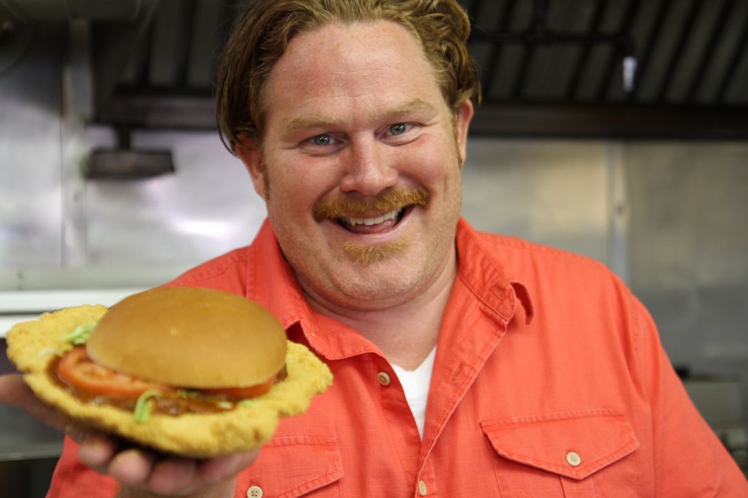 Casey Webb besucht auf seiner kulinarischen Reise durch die Vereinigten Staaten "Taco King Tenderloin" in Des Moines, wo er den "Smitty's Tenderloin... - Bildquelle: 2017,The Travel Channel, L.L.C. All Rights Reserved.