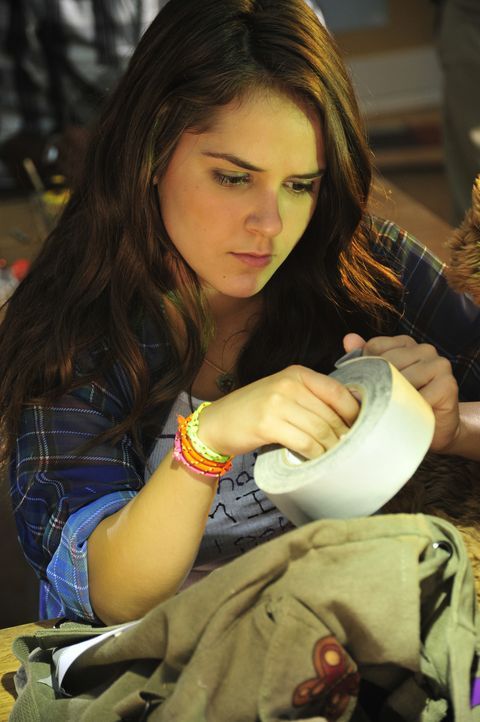 Riley Jones (Shanley Caswell) hat nur einen Wunsch: Sie will die Highschool überleben! Als Mauerblümchen und Unglücksrabe steht sie stets im Mittelp... - Bildquelle: 2011 Detention Films, LLC. All Rights Reserved.