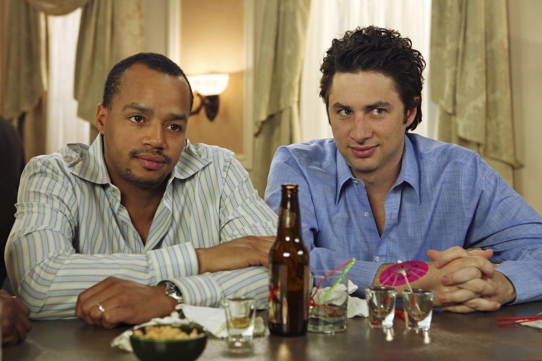 J.D. (Zach Braff, r.) begleitet Turk (Donald Faison, l.) zu einer Chirurgen-Tagung, um sich von Elliot abzulenken. Das fällt ihm anfangs schwer, doc... - Bildquelle: Touchstone Television