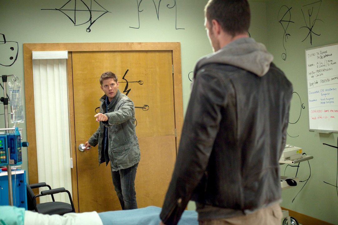 Trifft Dean (Jensen Ackles, l.) wirklich die richtige Entscheidung, als er Ezekiel (Tahmoh Penikett, r.) zu Sam lässt? - Bildquelle: 2013 Warner Brothers