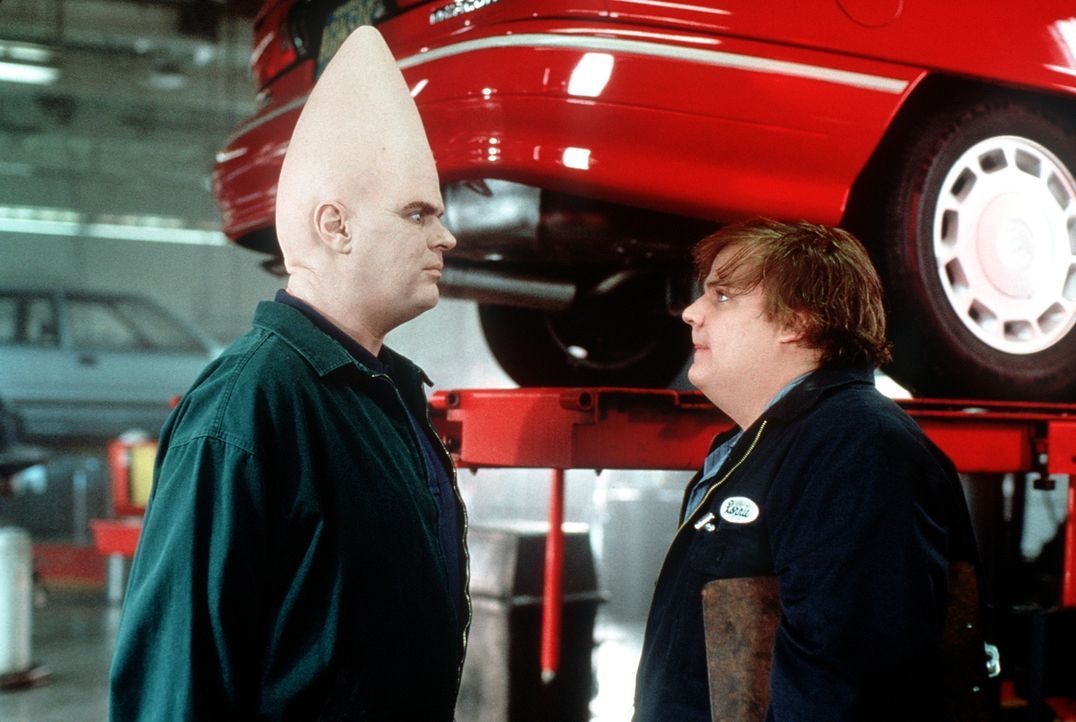Automechaniker Beldar (Dan Aykroyd l.) ist sich nicht sicher, ob für ihn ein möglicher Schwiegersohn wie Ronnie (Chris Farley, r.) mit so einem flac... - Bildquelle: Paramount Pictures