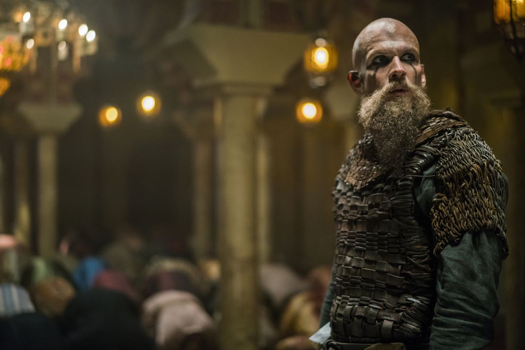 Während Ivar sich an Lagertha rächen möchte, ist Floki (Gustaf Skarsgård) auf der Seereise sehr nachdenklich geworden, was seine wahre Bestimmung un... - Bildquelle: 2016 TM PRODUCTIONS LIMITED / T5 VIKINGS III PRODUCTIONS INC. ALL RIGHTS RESERVED.