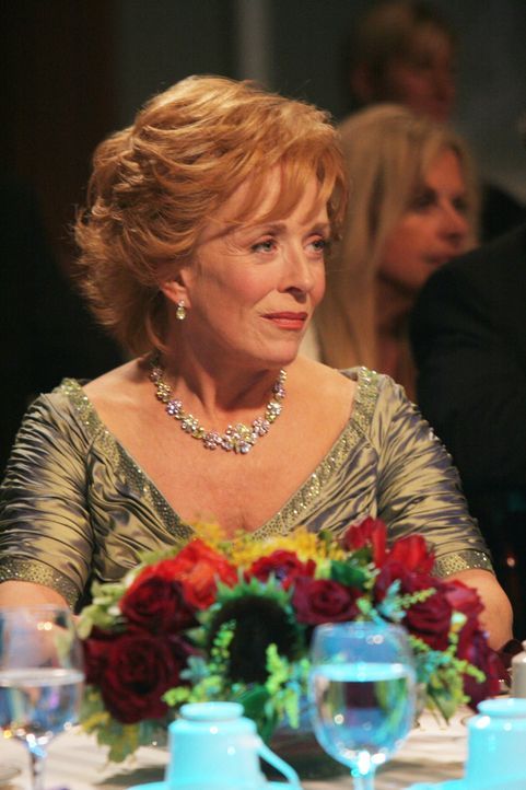 Ist stolz auf ihren Sohn Charlie, der für den besten Werbejingle nominiert wurde: Evelyn (Holland Taylor) ... - Bildquelle: Warner Brothers Entertainment Inc.