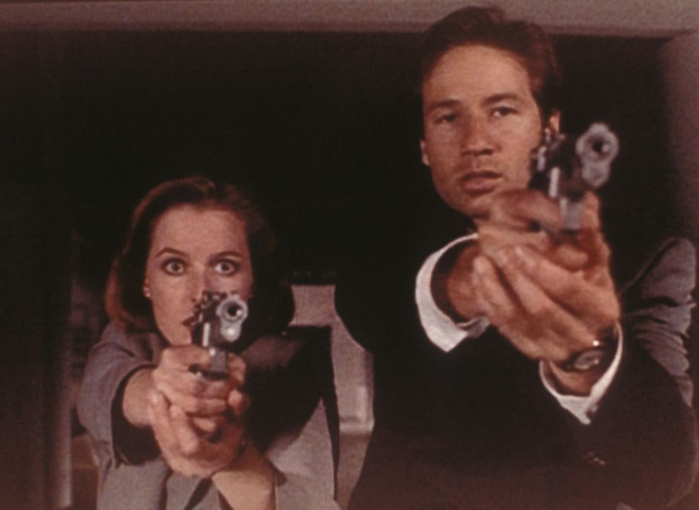 Scully (Gillian Anderson, l.) und Mulder (David Duchovny, r.) versuchen, einen vermeintlichen Serienmörder zu verhaften, der jedoch mit Waffengewalt... - Bildquelle: TM +   2000 Twentieth Century Fox Film Corporation. All Rights Reserved.