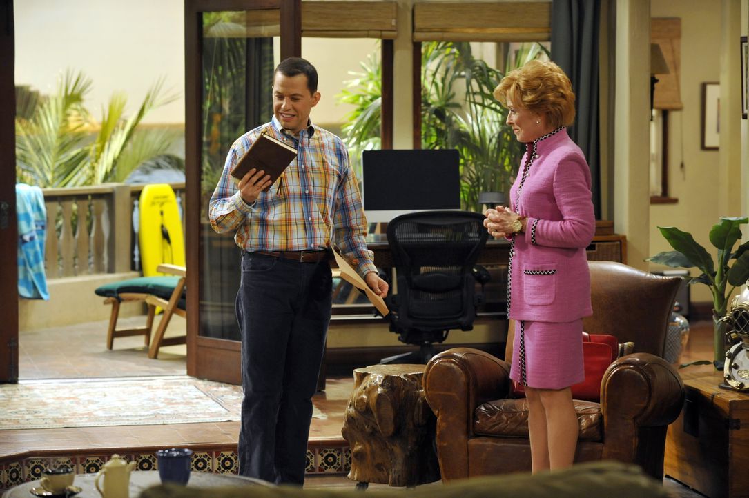 Alan Harper (Jon Cryer, l.); Evelyn Harper (Holland Taylor, r.) - Bildquelle: Darren Michaels TM & © 2011 Warner Bros. Television. All Rights Reserved / Darren Michaels