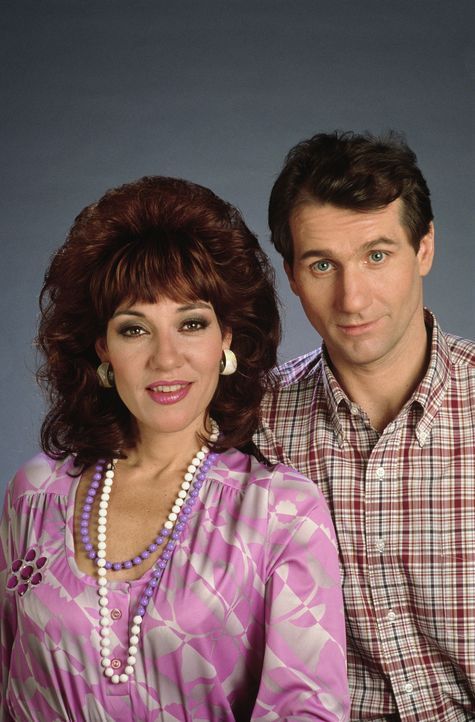 (1. Staffel) - Gegensätze ziehen sich an: Al Bundy (Ed O'Neill, r.) und seine Frau Peggy (Katey Sagal, l.) - Bildquelle: Sony Pictures Television International. All Rights Reserved.