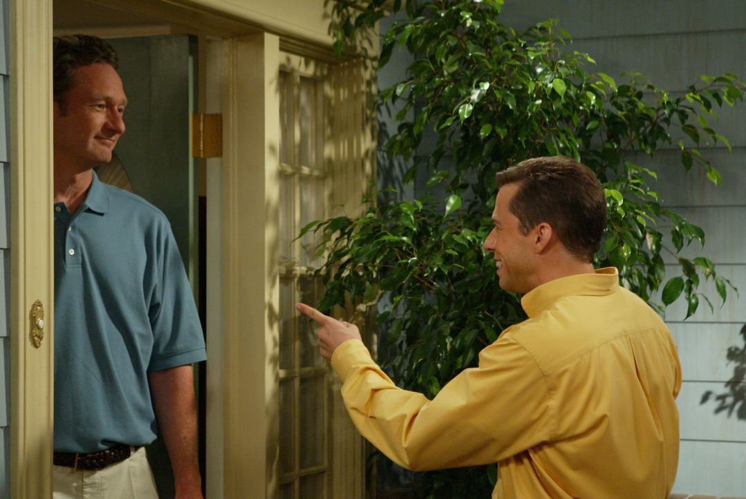 Dr. Greg Melnick (Ryan Stiles, l.); Alan Harper (Jon Cryer, r.) - Bildquelle: Warner Brothers Entertainment Inc.