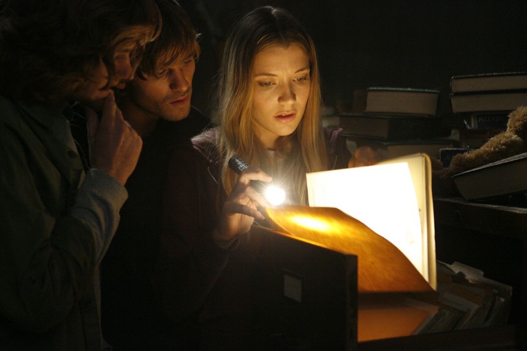 Im Verbindungshaus mordete einst ein sadistischer Arzt. Madison (Sarah Roemer, r.) und ihre Freunde (Jake Muxworthy, M.) stecken die Nase hinter ver... - Bildquelle: Kinowelt GmbH