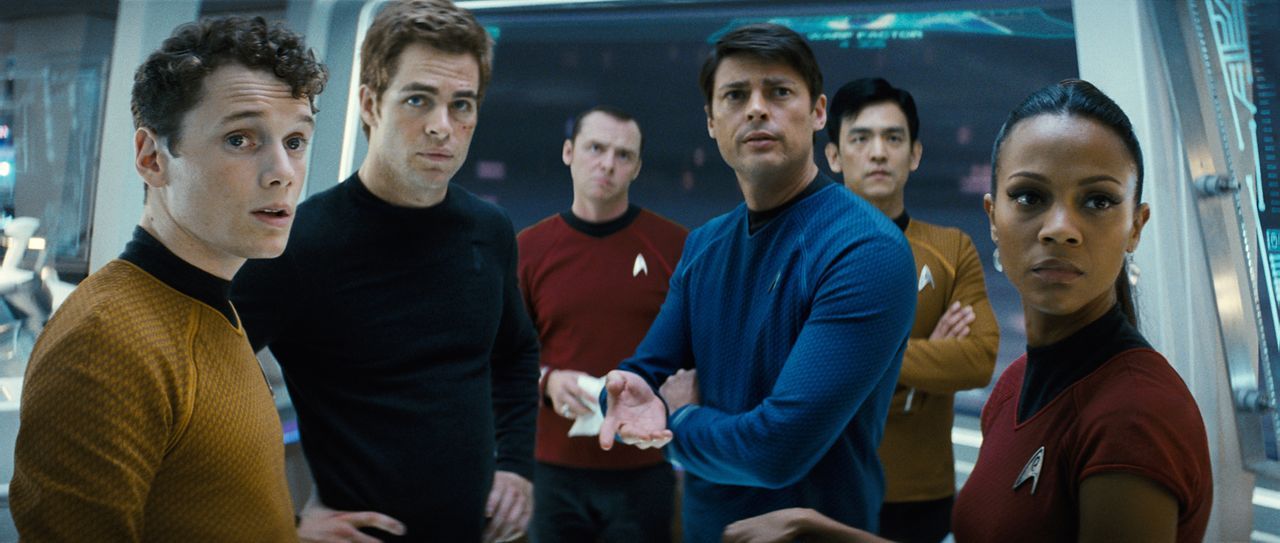 Müssen sich einer gefährlichen Bewährungsprobe stellen: der erst 17-jährige Chekov (Anton Yelchin, l.), Draufgänger James Tiberius Kirk (Chris Pine,... - Bildquelle: © Paramount Pictures