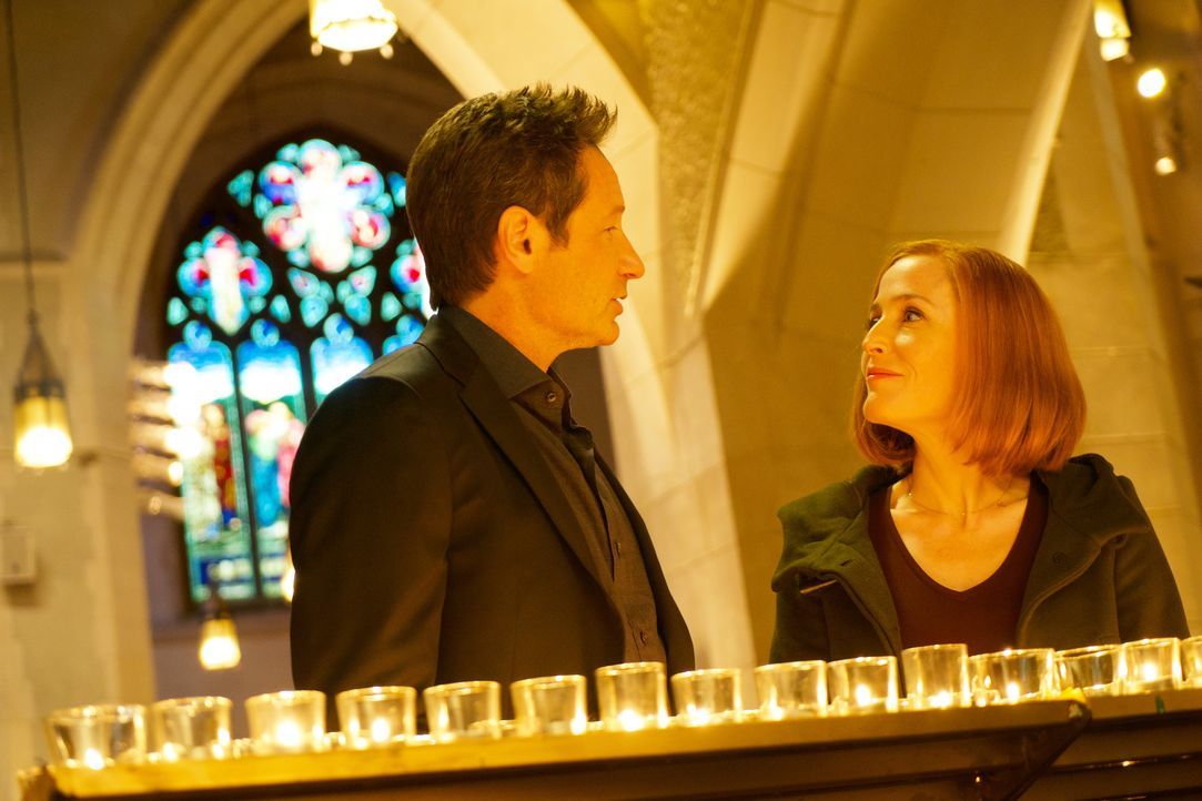 Nachdem eine illegale Organentnahme tödlich endet, beginnen Mulder (David Duchovny, l.) und Scully (Gillian Anderson, r.) mit den Ermittlungen und s... - Bildquelle: Shane Harvey 2018 Fox and its related entities. All rights reserved. / Shane Harvey