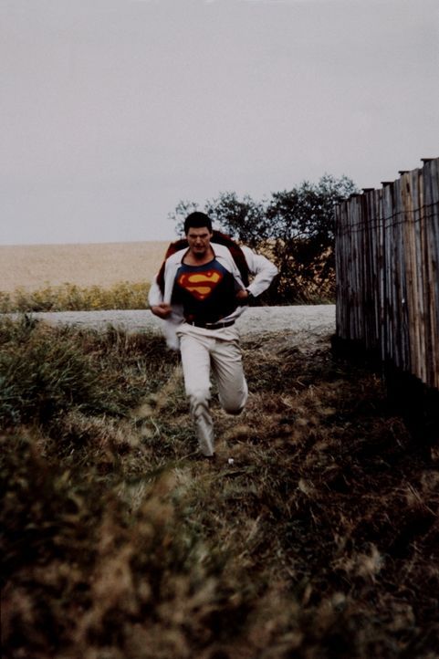 Durch synthetisches Kryptonit wird Superman (Christopher Reeve) zu einem missmutigen und gehässigen Zeitgenossen ... - Bildquelle: Warner Bros.