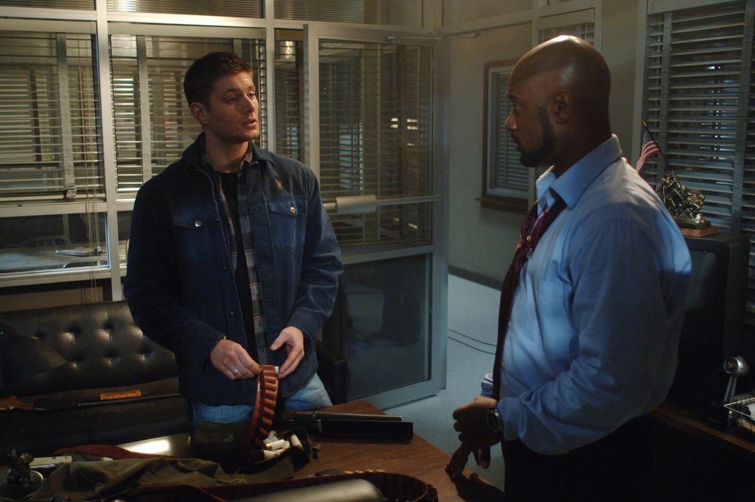 Nach und nach gelingt es Sam und Dean (Jensen Ackles, l.) Henricksen (Charles Malik Whitfield, r.) zu exorzieren und der FBI-Agent merkt, dass sie d... - Bildquelle: Warner Bros. Television