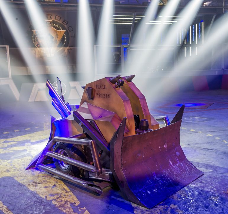 Können die 40 Teams mit ihren selbst gebauten Robotern bei "Robot Wars" nicht nur einander besiegen, sondern auch gegen den Hausroboter Shunt und se... - Bildquelle: Alan Peebles 