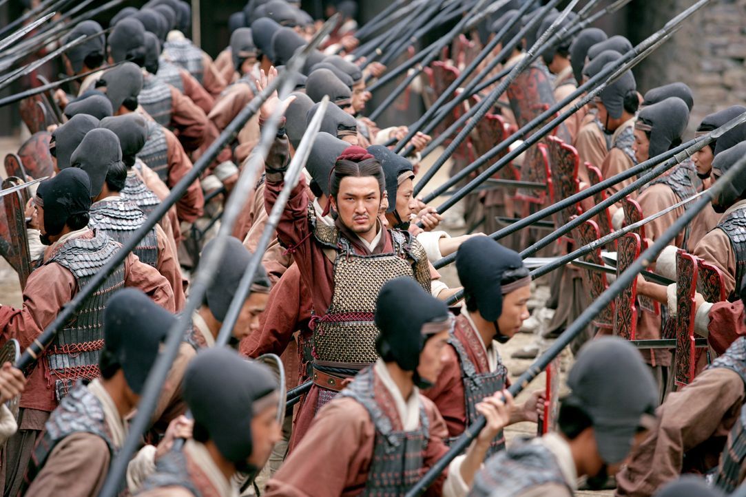 Der General der Armee des südlichen Königreiches, Gan Xing (Shido Nakamura), bereitet seine Truppen auf den bevorstehenden Kampf vor. - Bildquelle: Constantin Film Verleih GmbH