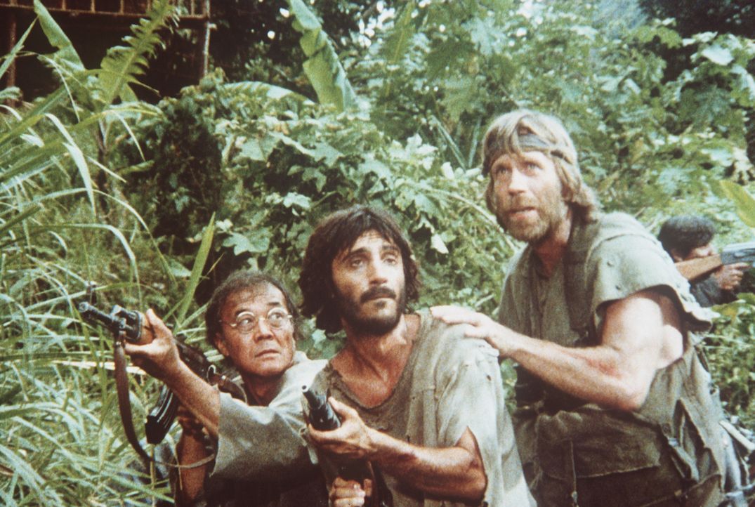 Zusammen mit seinen Leuten, die er aus dem Lager befreien konnte, flieht Braddock (Chuck Norris, r.) in den Dschungel ... - Bildquelle: Cannon Films