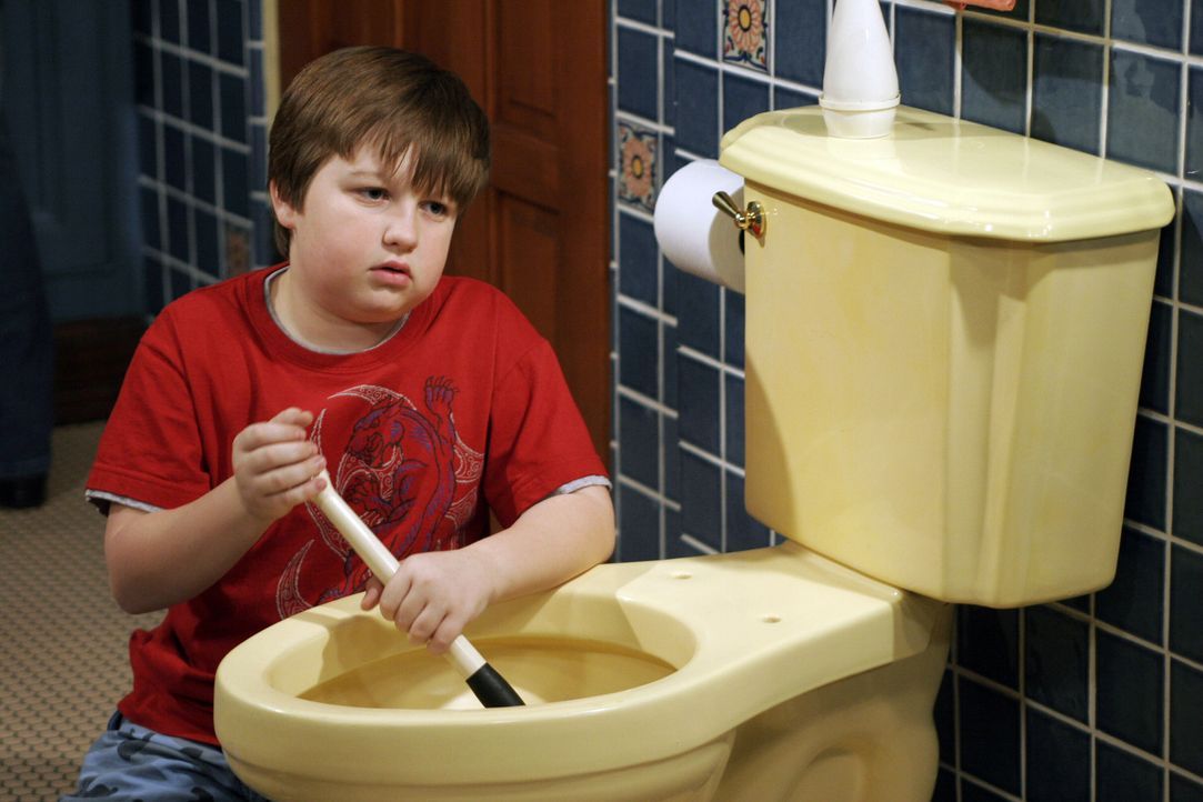 Während Alan mit Charlie zum Arzt fährt, bekommt Jake (Angus T. Jones) von Berta Nachhilfeunterricht im Toilettenputzen ... - Bildquelle: Warner Brothers Entertainment Inc.