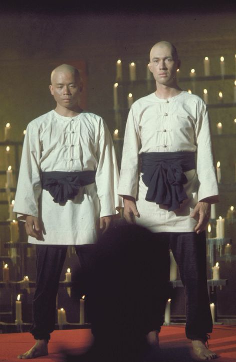 Lernt in einem Kloster der Shaolin die Kunst des Kung Fu: Kwai Chang Caine (David Carradine, r.) ... - Bildquelle: Warner Bros.
