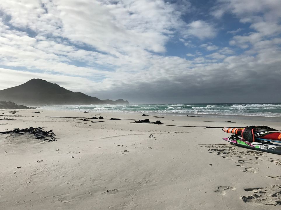 Ein einsamer Strand perfekt für Surfer: der Platboom Beach am Kap der guten Hoffnung in Südafrika. - Bildquelle: 2017,The Travel Channel, L.L.C. All Rights Reserved