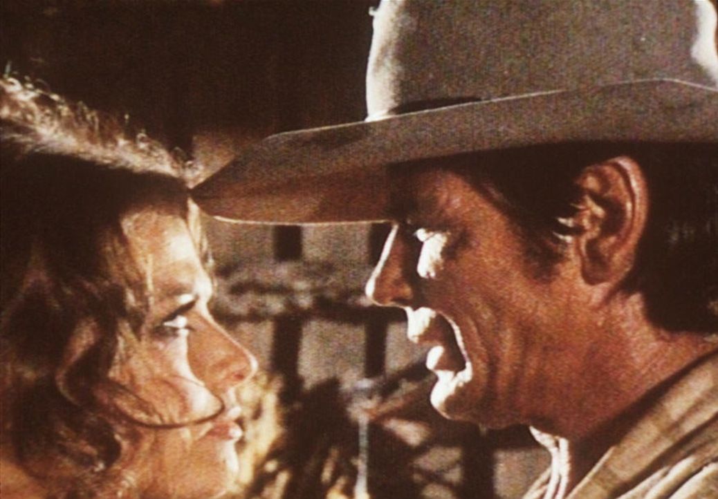 Der geheimnisvolle Mundharmonikaspieler (Charles Bronson, r.) steht der Witwe Jill McBain (Claudia Cardinale, l.) tapfer zur Seite ... - Bildquelle: Paramount Pictures