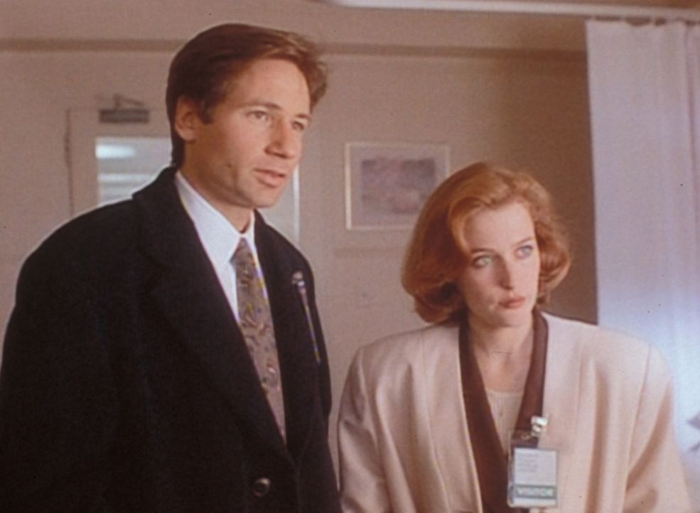 Mulder (David Duchovny, l.) und Scully (Gillian Anderson, r.) stellen fest, dass ein ehemaliges Entführungsopfer wenig Bereitschaft zeigt, ihnen bei... - Bildquelle: TM +   Twentieth Century Fox Film Corporation. All Rights Reserved.
