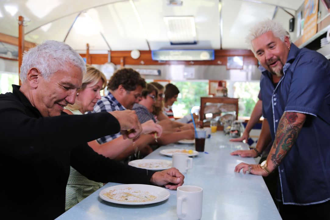 Guy Fieri (r.) - Bildquelle: Discovery Inc.