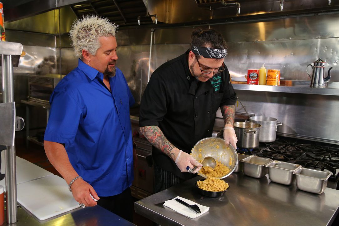 Guy Fieri (l.) - Bildquelle: Discovery Inc.